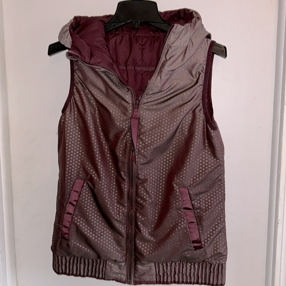 Lululemon Size 6 Chilly Chill Puffy Down Vest Hood Bordeaux Drama Gradient Dot - Picture 3 of 5
